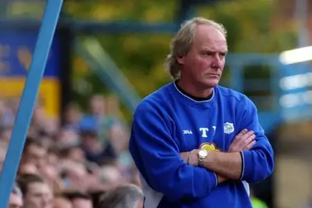 Əfsanəvi futbolçu vəfat etdi