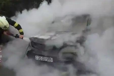 Binəqədidə “Opel” yandı - Video