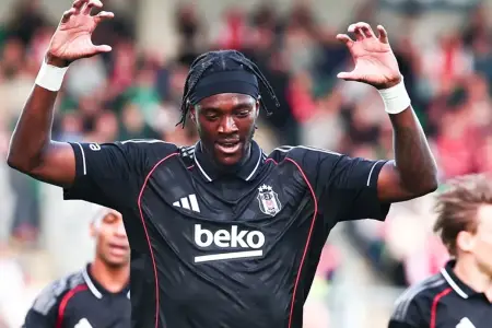 Məşhur futbolçu həyat yoldaşının xəstəliyi səbəbindən düşərgəni tərk etdi