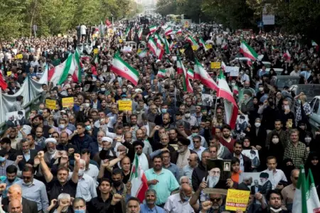 İranda etirazlar gərginləşdi -  Qəzəbli xalq məscidləri yandırdı - Video