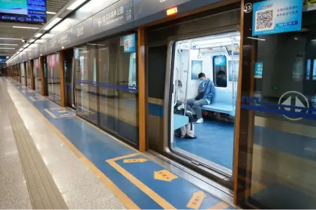 Biri ən dərin, digəri ən hündür: Çinin qeyri-adi metro stansiyaları