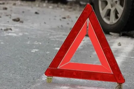 "Mercedes" qəza törətdi: Yaralı var