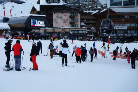 Xizək mərkəzində qar uçqunu oldu, 6 nəfər öldü