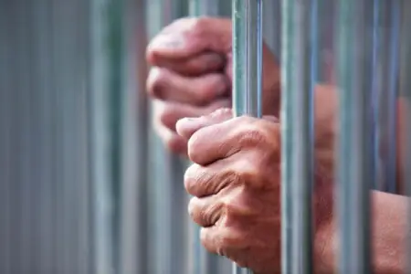 Qızını bıçaqlayan atanın cəzası yüngülləşdirildi