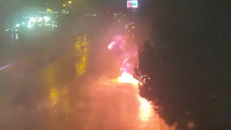 Yasamalda avtomobil yandı, yolda sıxlıq yarandı