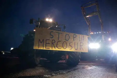 Aİ sazişi narazılıq yaratdı, fermerlər küçələrə axışdı