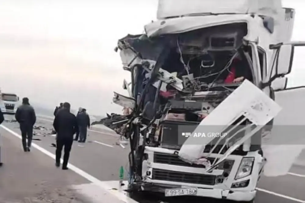 Tovuzda iki yük maşını toqquşdu: xəsarət alanlar var – Foto