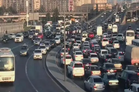 18 istiqamətdə tıxac var