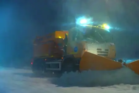 Gecə və səhər yollar qardan və buzdan təmizləndi