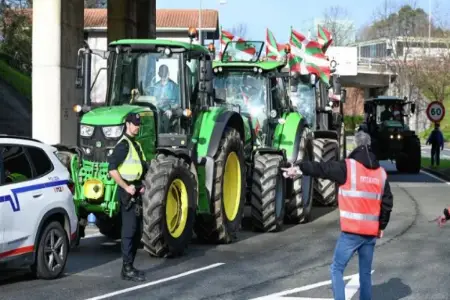 Fermerlər etiraza başladı, iki ölkə arasında yollar bağlandı