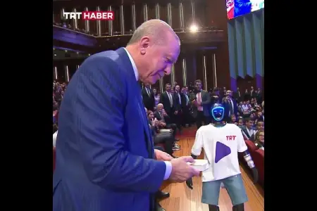 Pultu Ərdoğana robot təqdim edib, "eyvallah" dedi – Video