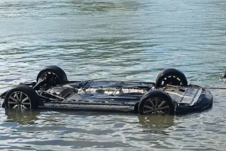 Avtomobil kanala düşdü, ölən var - Foto