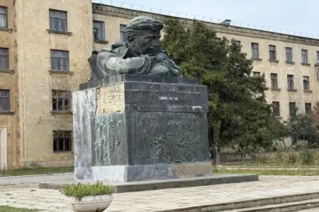 Cəfər Cabbarlının büstü ilə bağlı rəsmi açıqlama