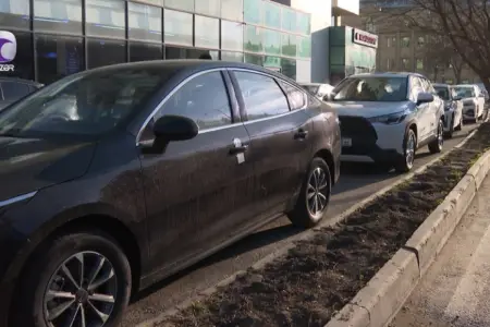 Bakıda avtosalon parklanma yerlərini zəbt etdi – Video