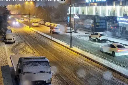 Qarlı hava Bakıda nəqliyyatın hərəkətini çətinləşdirdi