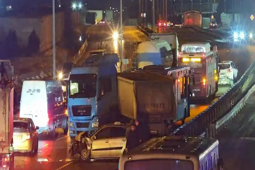 Yasamalda qəza oldu, nəqliyyatın hərəkəti çətinləşdi – Fotolar