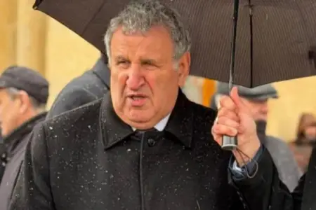 İsa Həbibbəyliyə çətir tutan şəxsin kimliyi bəlli oldu - Foto