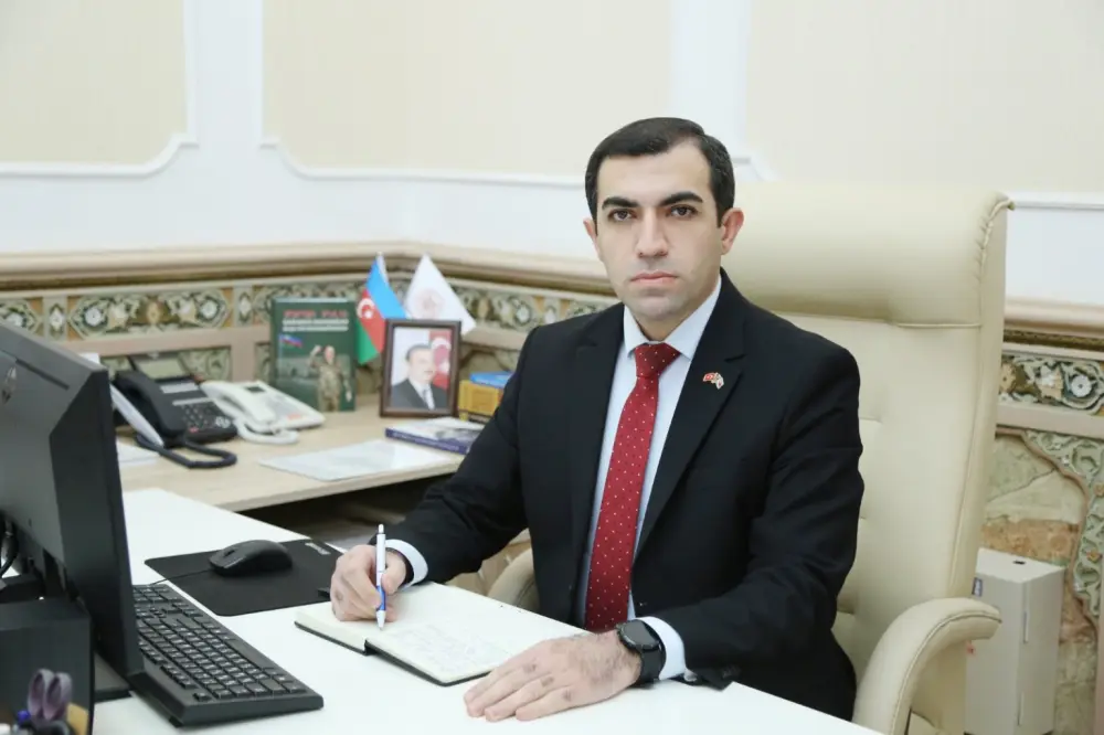 İsa Həbibbəyliyə çətir tutan şəxsin kimliyi bəlli oldu - Foto