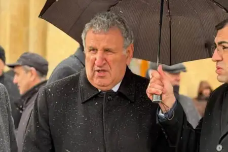 İsa Həbibbəyliyə çətir tutan şəxs vəzifəsindən azad olunub? - RƏSMİ