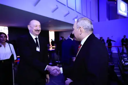 İlham Əliyev Davosda Nikol Paşinyanla görüşdü