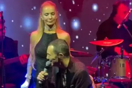 Serdar Ortaç səhnədə yıxıldı – Video