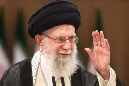 Xamenei bunkerə köçüb