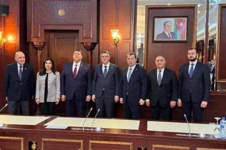 İsrailin xarici işlər naziri Milli Məclisin deputatları ilə görüşdü