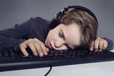 16 yaşına qədər uşaqların sosial şəbəkələrdən istifadəsinin qadağan olunması zərurəti...