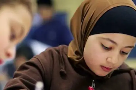 "Uşaqları hicaba məcbur etmək olmaz" -  Yeni qanun müzakirələrə səbəb oldu 