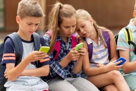 Uşaqlarda sosial şəbəkə təhlükəsi: Asılılıqdan qadağaya aparan yol…