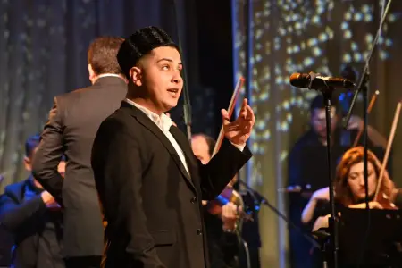 Təltif edilən gənclərdən biri görmə məhdudiyyətli ifaçıdır