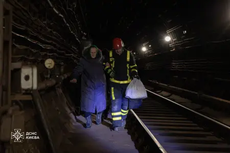 Kiyev metrosunda qorxulu anlar: sərnişinlər tunelə düşdülər – Fotolar