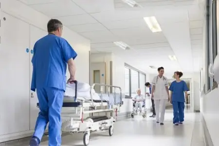 Göygöl sakini kəsici alətlə xəsarət aldı