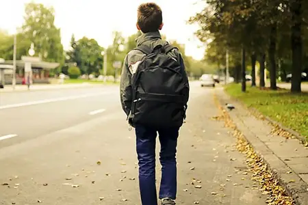 Evdən qaçan uşaqlar: Səbəblər, risklər və ailələrin rolu 