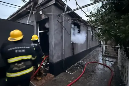 Ucarda beşotaqlı ev yandı – Fotolar