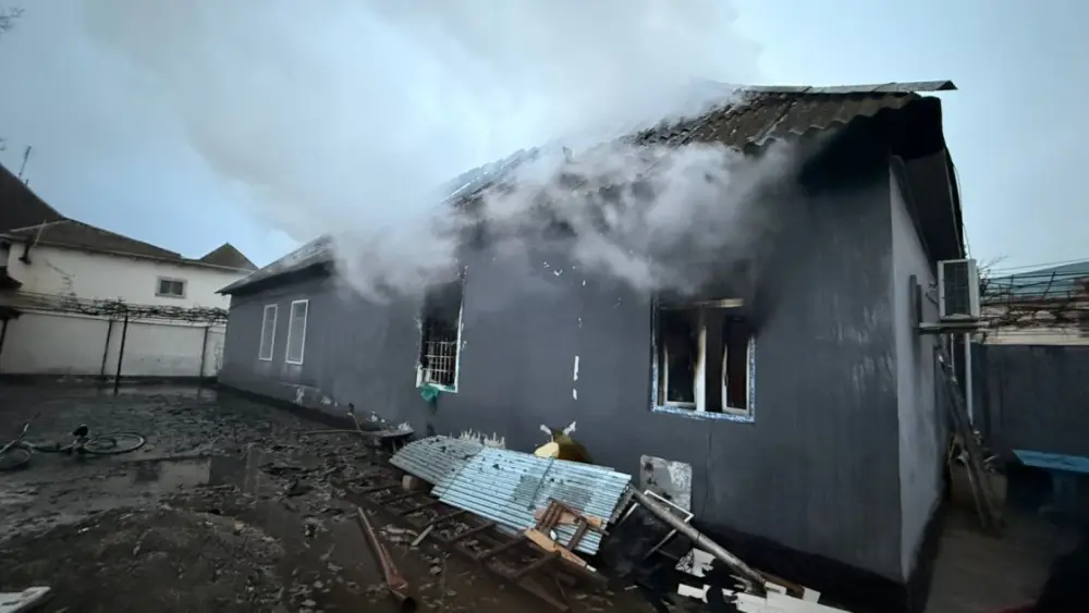 Ucarda beşotaqlı ev yandı – Fotolar