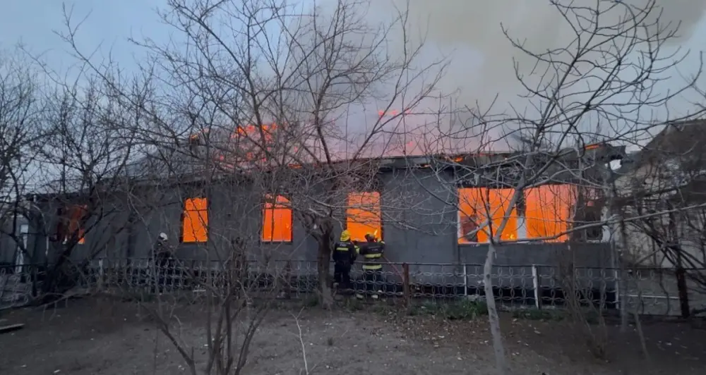 Ucarda beşotaqlı ev yandı – Fotolar