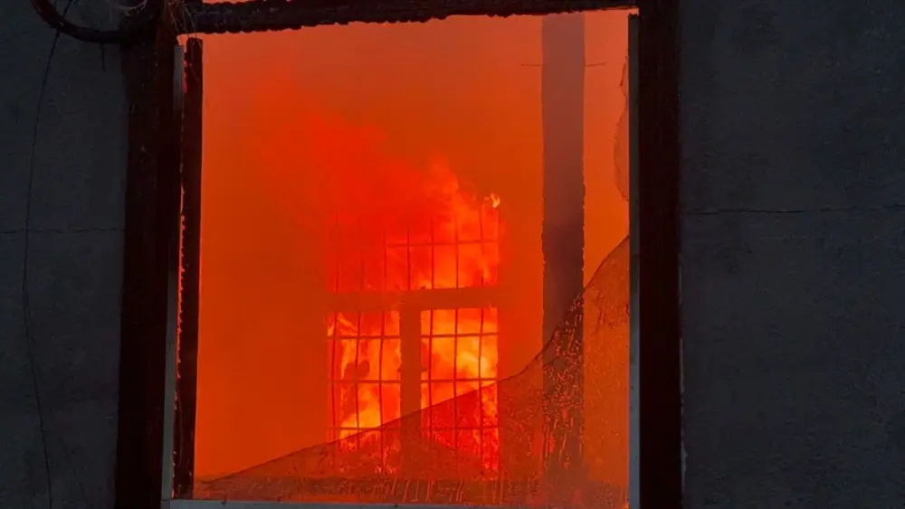 Ucarda beşotaqlı ev yandı – Fotolar