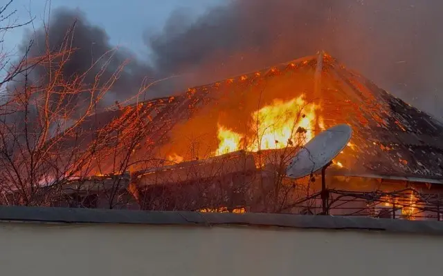 Ucarda beşotaqlı ev yandı – Fotolar