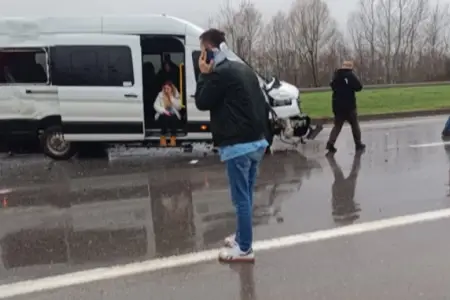 Türkiyədə təcili tibbi yardım maşını mikroavtobusla toqquşdu: xəsarət alanlar var