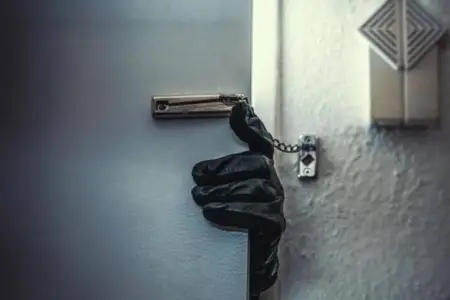 Bakıda sevgilisinin evindən 7400 manat oğurlayan qadın həbs olundu