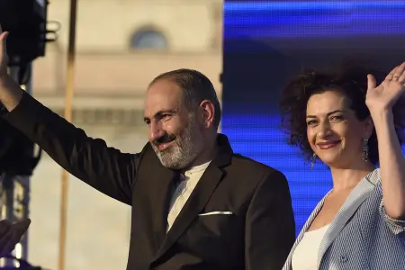 Paşinyan həyat yoldaşı ilə birlikdə BƏƏ-yə getdi