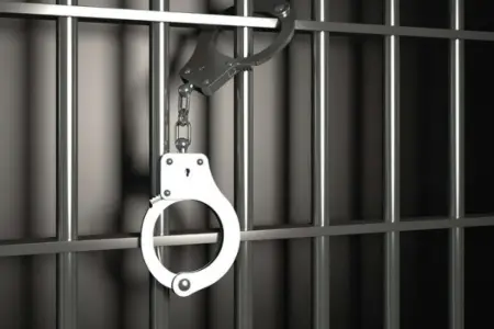 Qardaşı uşaqlarını baltalayan əmi həbsdə öldü