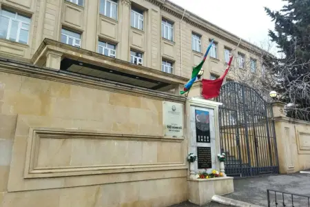 Şagird məktəbin pəncərəsindən yıxıldı