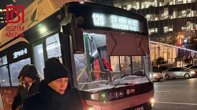 "BakuBus" minik avtomobili ilə toqquşdu: Sərnişinlərin yönləndirildiyi avtobus da qəzaya düşdü