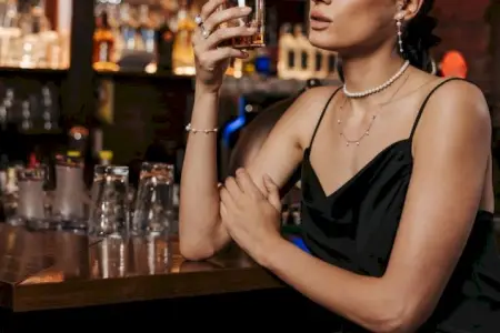 Klubda dəhşət - Qadın onu qucaqlayan kişinin gözünü çıxardı