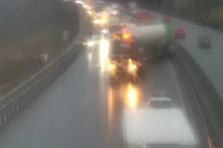 "Lökbatan" dairəsində qəza oldu - Sıxlıq yarandı - Foto