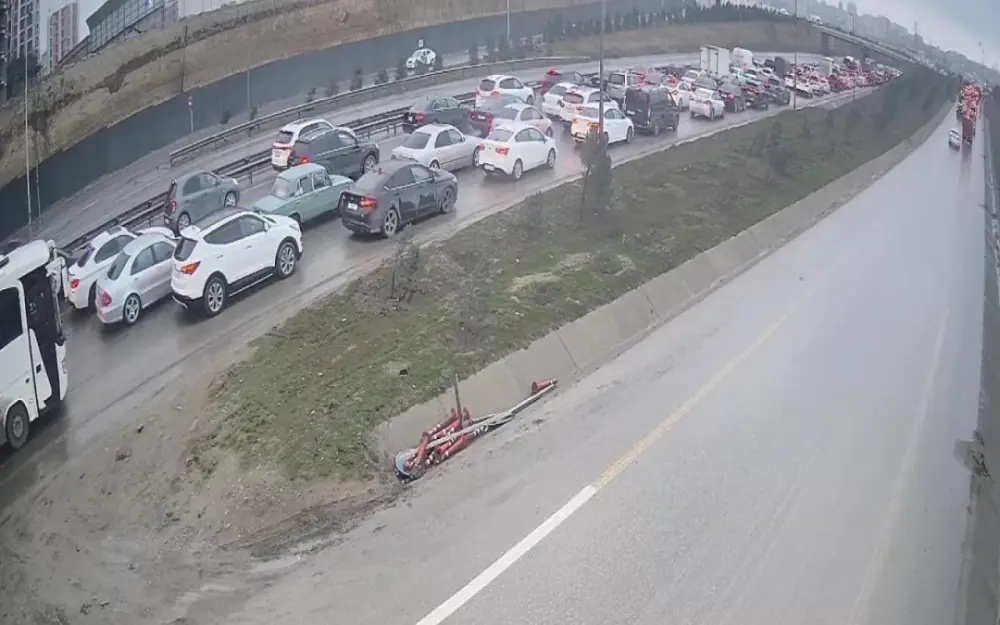 "Lökbatan" dairəsində qəza oldu - Sıxlıq yarandı - Foto