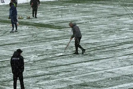 Qurban Qurbanov stadionda qar təmizləyir - VİDEO