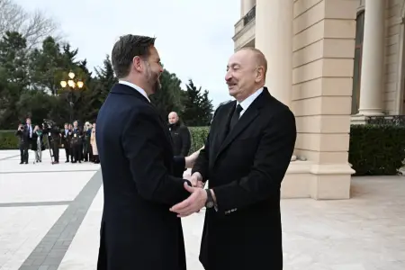 İlham Əliyev ABŞ-nin Vitse-prezidentini qarşıladı – FOTOLAR